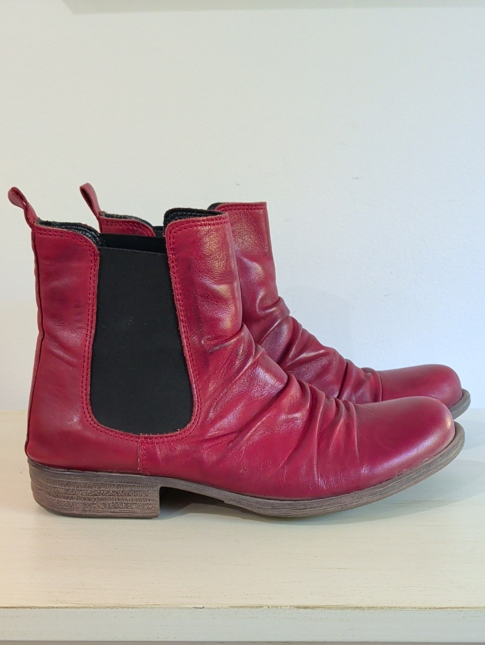 Miz Mooz Red Leather Chelsea Boots Classic Pull-On Style Size 8
